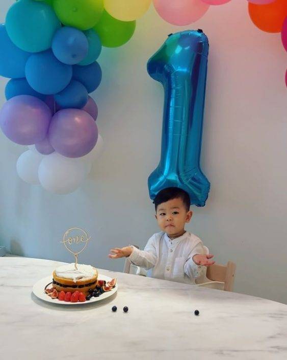 薛家燕孫仔1歲生日     Julian拍手為自己慶祝