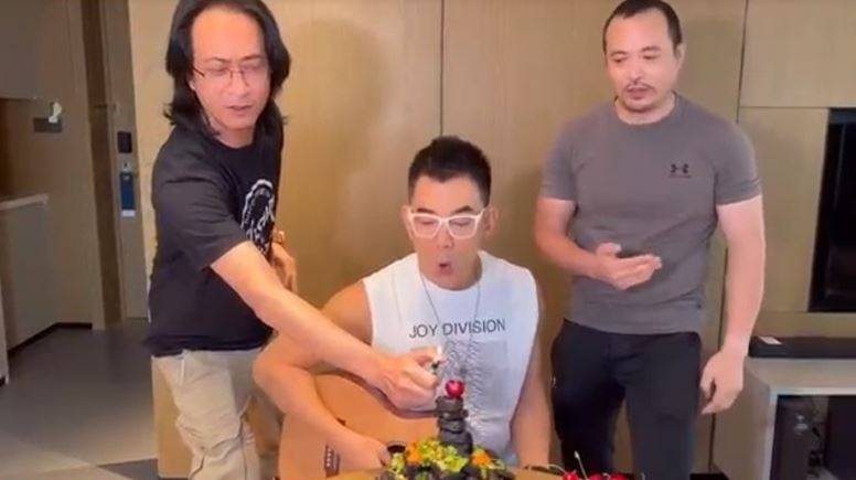 任賢齊56歲生日收黑臭豆腐蛋糕  趁好日子推出新歌