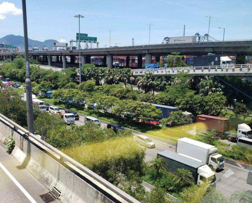 葵涌道2貨車與巴士相撞 貨車司機受困 往荃灣交通擠塞