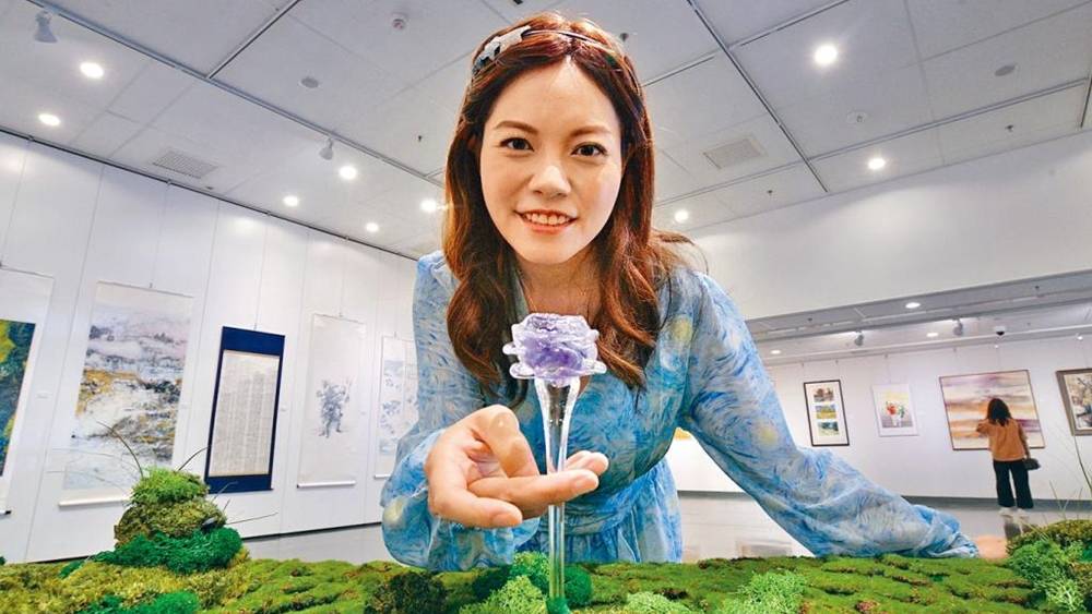 回歸25｜玻璃雕塑「生如夏花」 寓正能量跨過疫境