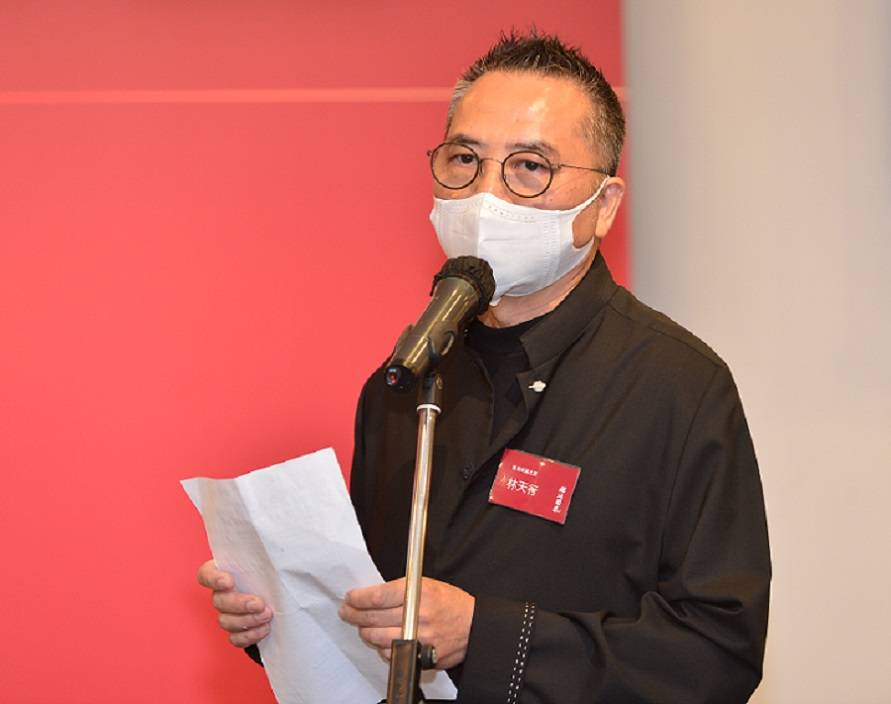 著名畫家兼香港美協主席林天行致辭。
