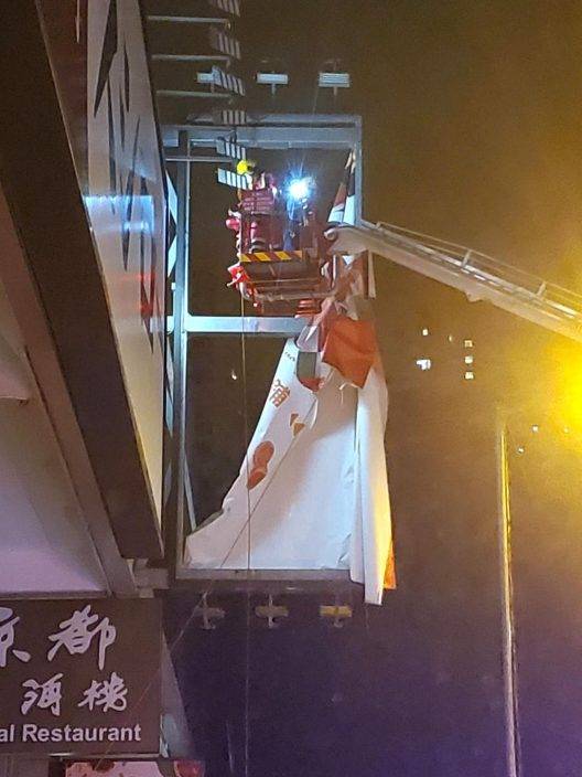 暹芭襲港｜有市民在風暴期間受傷 消防龍翔道移除危險招牌