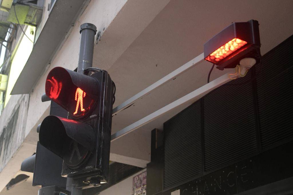 現場直擊｜銅鑼灣波斯富街紅光投射燈亮起 行人變「紅人」提醒勿亂過馬路
