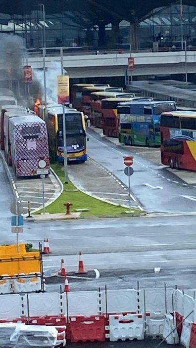 港珠澳橋香港口岸泊站頭巴士突起火 車頭嚴重焚毀