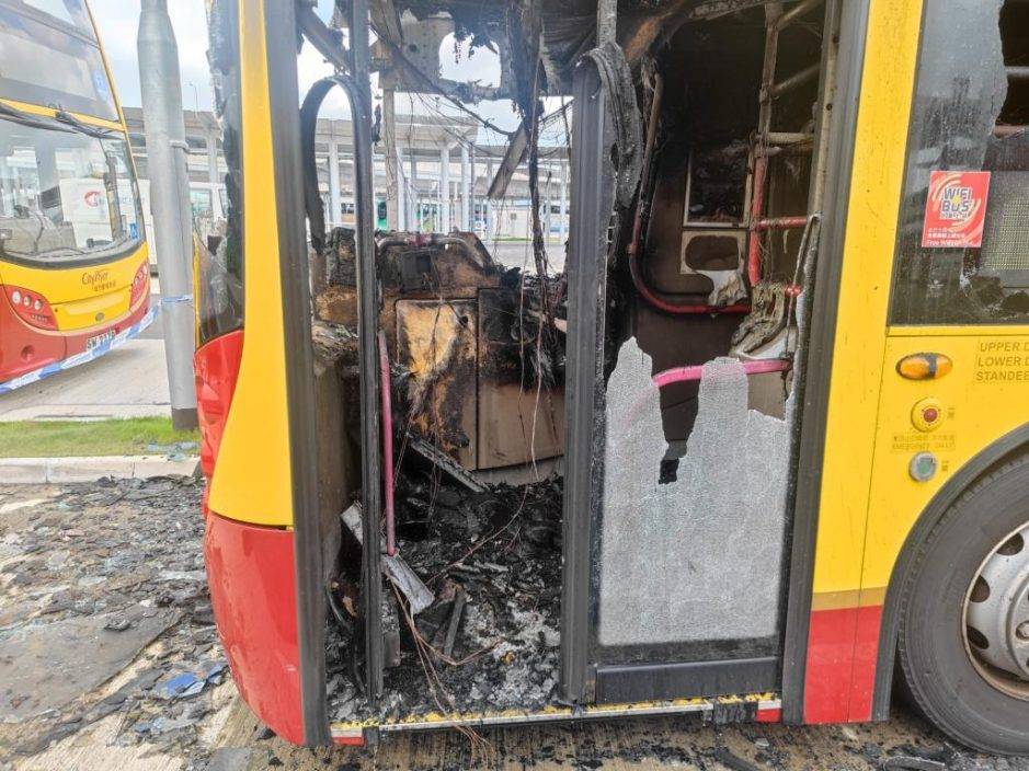 港珠澳橋香港口岸泊站頭巴士遭縱火 清潔工被扣查