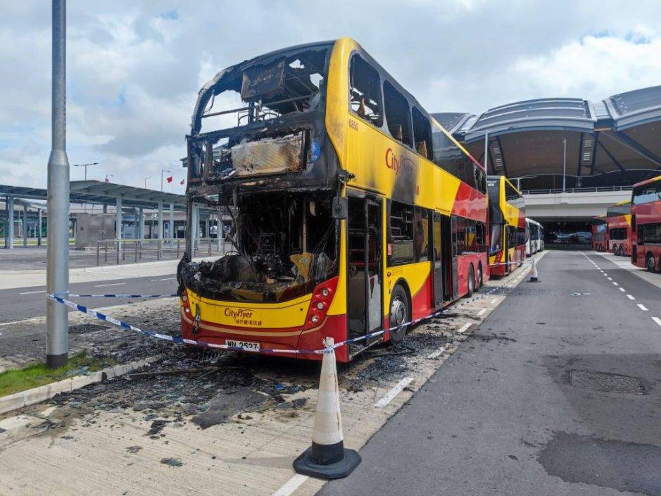 港珠澳橋香港口岸泊站頭巴士遭縱火 清潔工被扣查