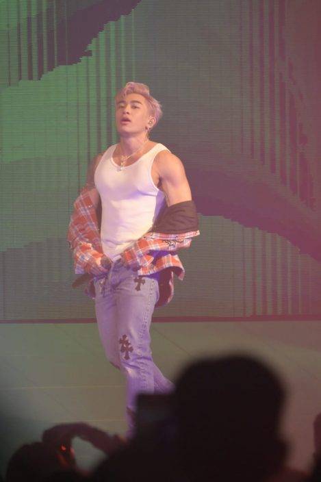TYSON YOSHI九展演唱會頭場  除衫騷麒麟臂歌迷興奮站起來