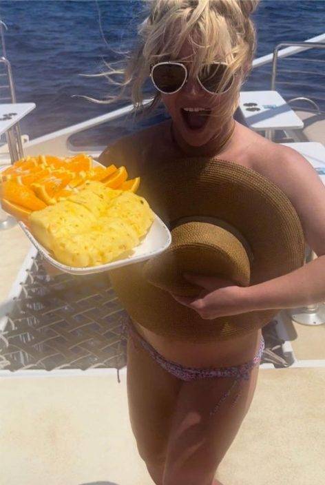 Britney晒裸照遭前夫批評令兩子難堪   現任老公反諷食軟飯