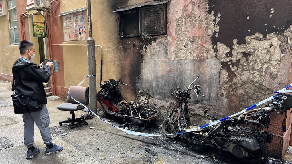 西環2電單車起火燒成廢鐵 事件有可疑