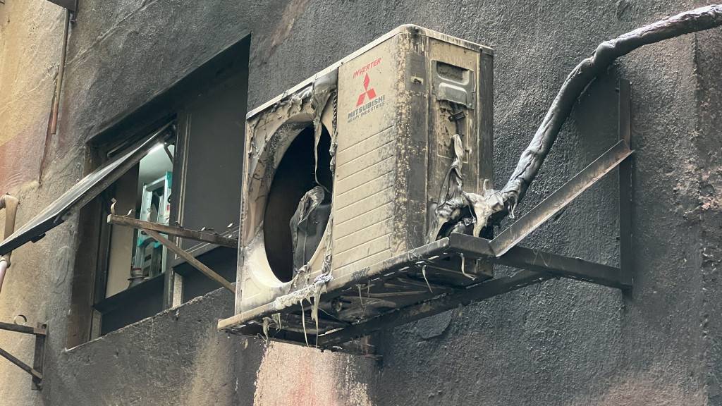 西環2電單車起火燒成廢鐵 事件有可疑