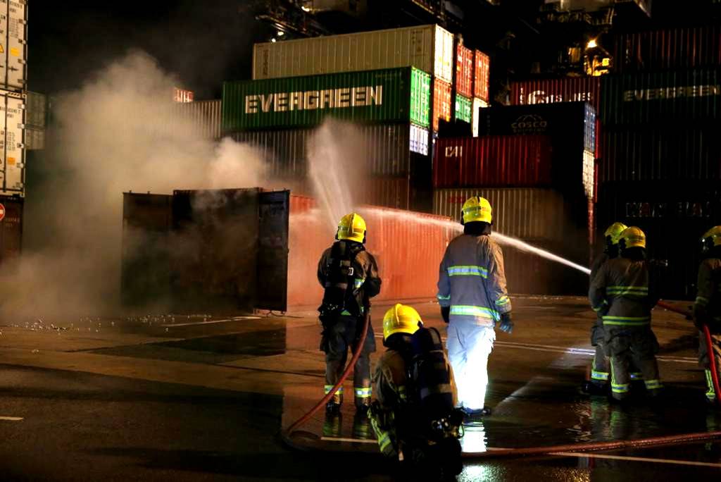 貨櫃碼頭40呎櫃冒煙起火 消防開喉撲救