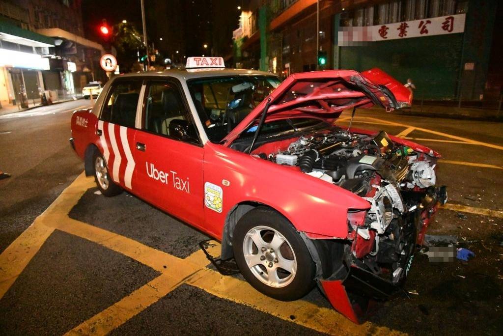 葵涌十字路口的士貨車相撞 的哥一度被困乘客受傷送院