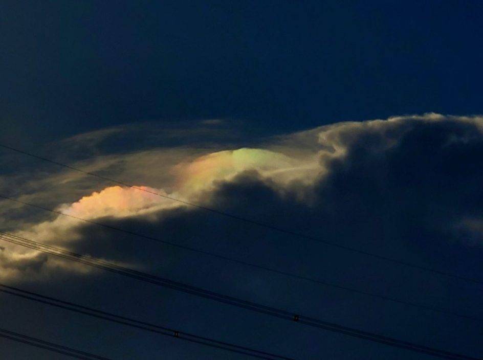 天上奇景｜形狀如UFO 網民日前目睹彩虹「幞狀雲」