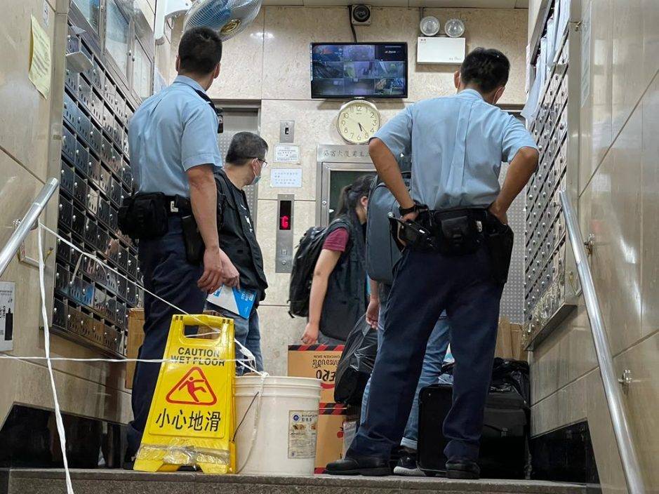 葵涌2男女「跳樓」逃離大廈 警揭住宅製毒工場另拘3男
