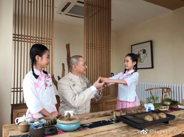 63歲湯鎮業與姜坤離婚後與38歲嫩妻再婚 現任廣東省政協委員極受歡迎
