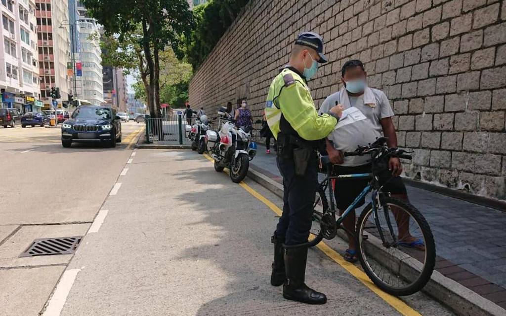 警西九龍打擊單車違例 47單車騎手收傳票 2男女駕電動單車被捕