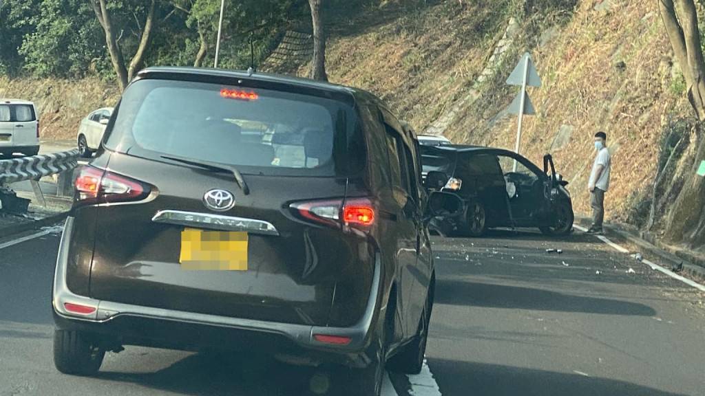 荃錦公路私家車自炒撞欄 司機受傷送院