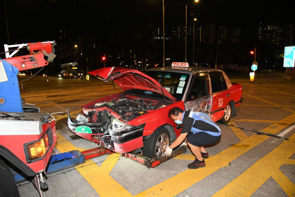 九龍灣十字路口3車撞 的士再撼交通燈的哥受傷送院 疑涉有車衝燈