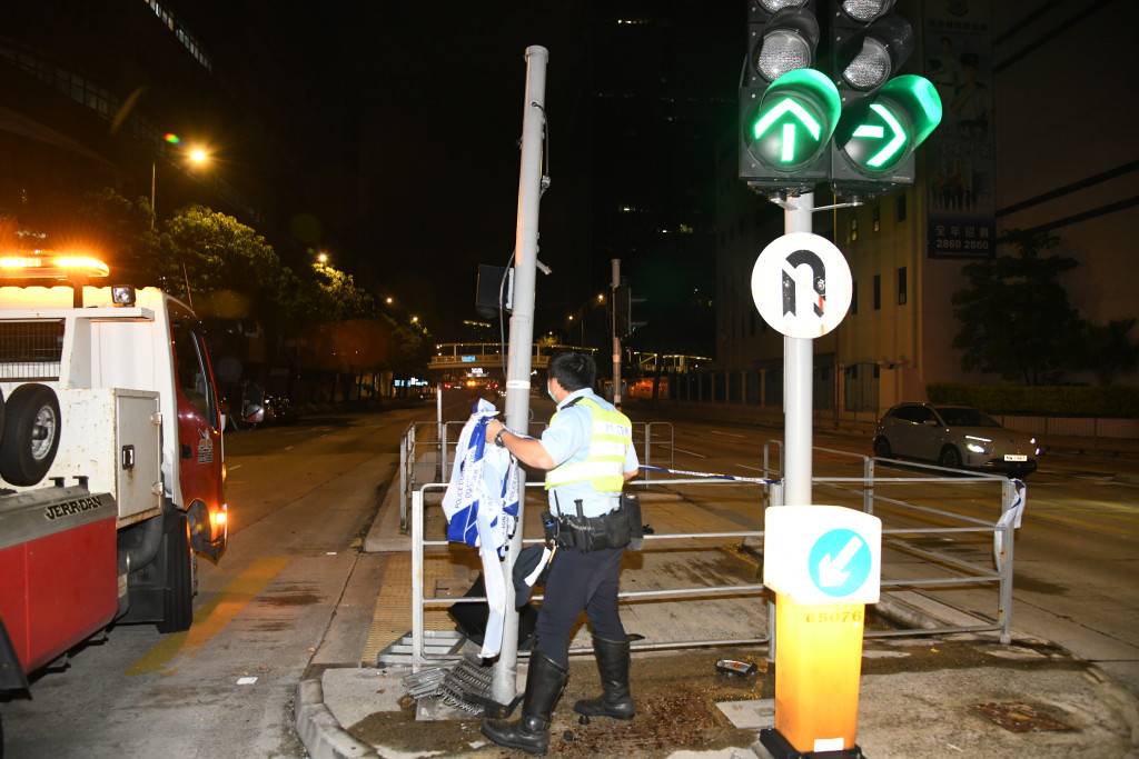 九龍灣十字路口3車撞 的士再撼交通燈的哥受傷送院 疑涉有車衝燈