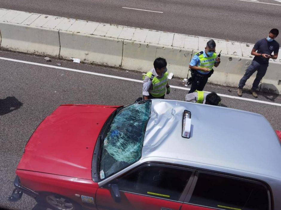 警車行駛期間離奇飛甩車頂 揼爆的士擋風玻璃司機僅擦傷