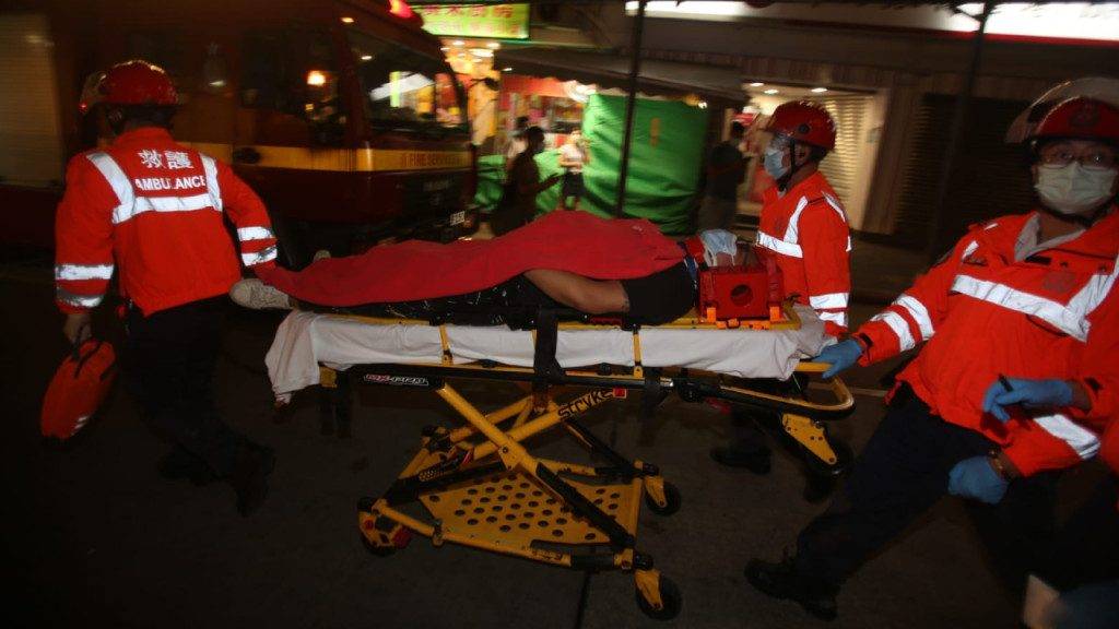 觀塘貨車與紅Van相撞 剷上行人路撞入銀行地鋪釀5傷 65歲男子重創昏迷