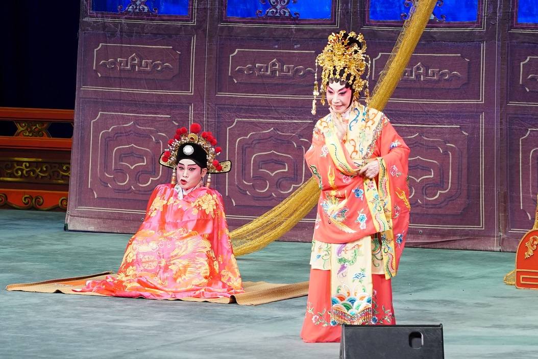名伶龍貫天和陳慧思合演《刁蠻公主戇駙馬》。