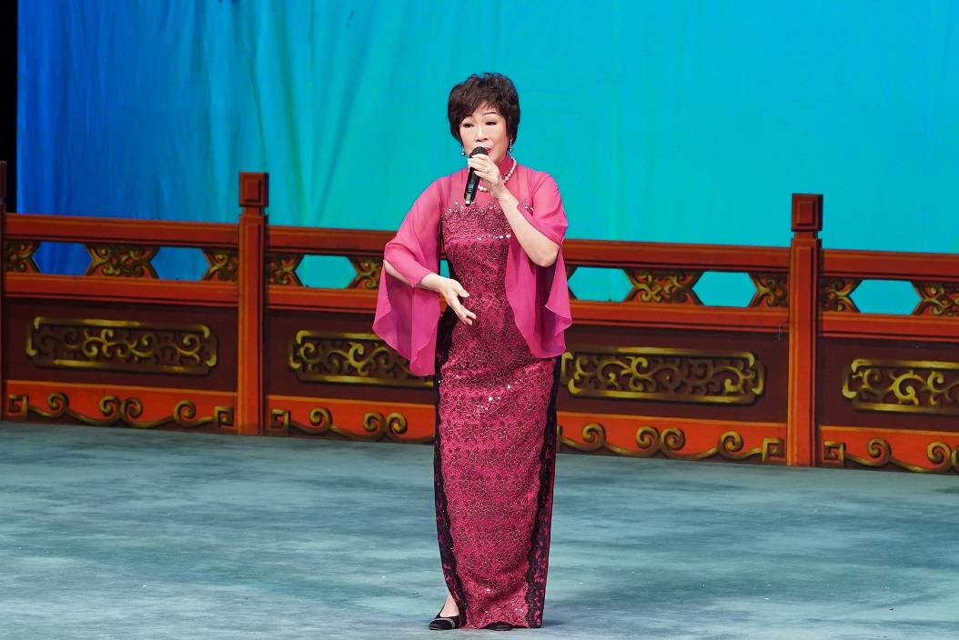 名伶鄧美玲獨唱方文正新曲《愛我中華》。