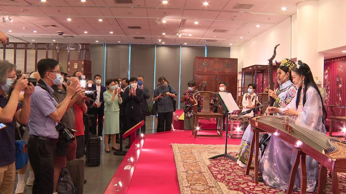 展覽現場有以古裝打扮的樂手演古箏和琵琶。