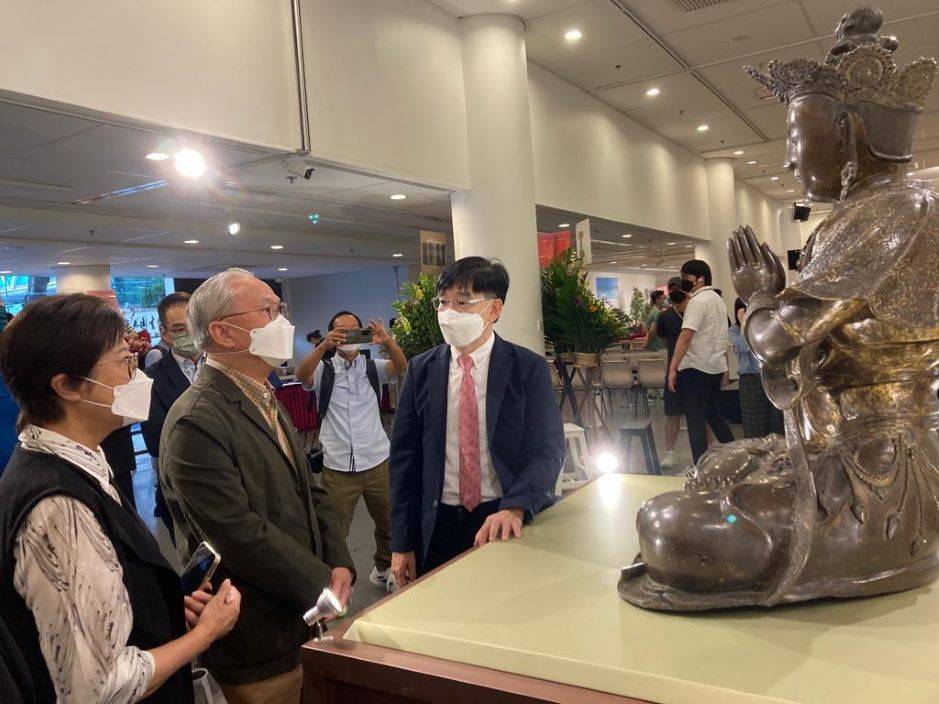 策展人兼收藏家李秀恒向前特首曾蔭權(左二)及其夫人介紹這座他本人珍藏的銅觀音坐像。