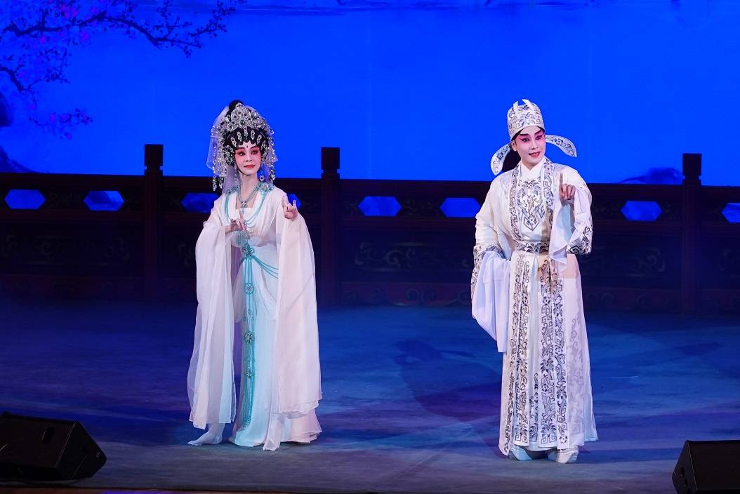王志良和林穎施合演一齣柔美抒情的折子戲《夢會太湖》。