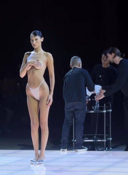 超模Bella Hadid半身全裸著T字褲現身巴黎時裝周 科學家即場噴條裙畀佢