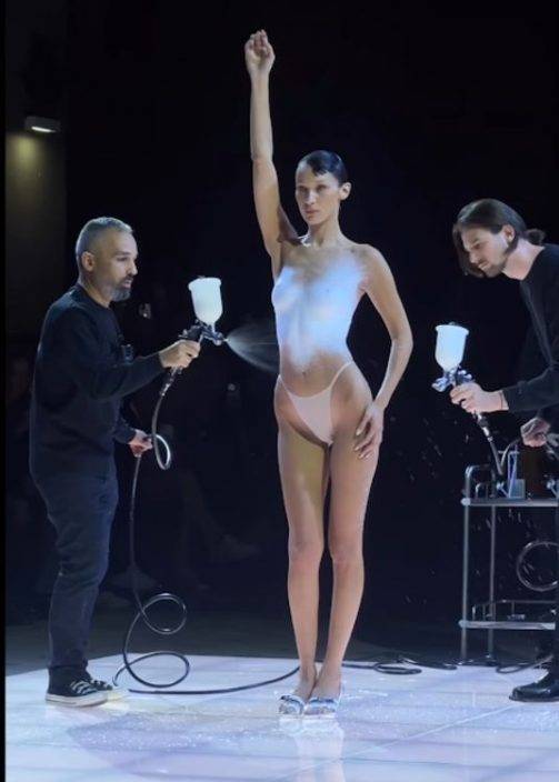 超模Bella Hadid半身全裸著T字褲現身巴黎時裝周 科學家即場噴條裙畀佢