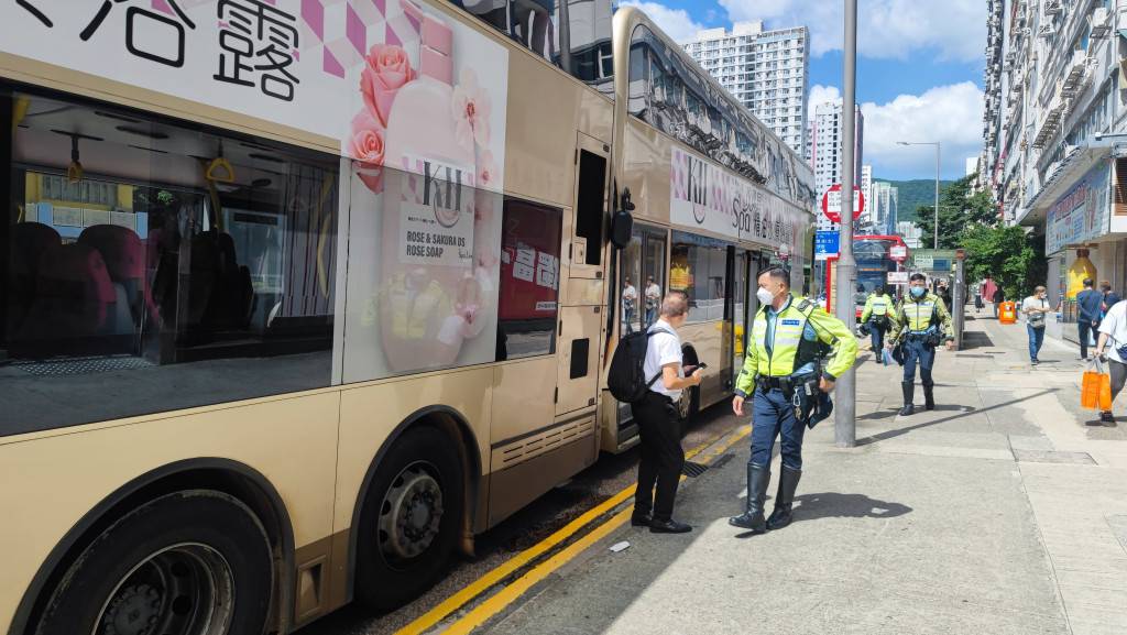 葵涌道2巴士相撞 最少10人受傷