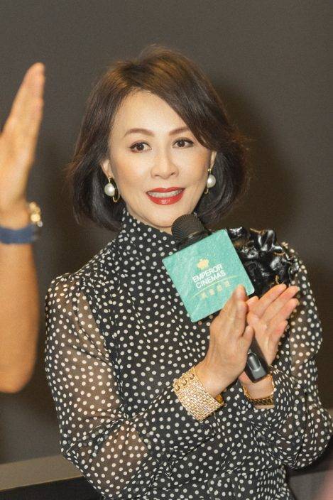 劉嘉玲出道40年首次謝票 高貴貼身裙配紅唇現身戲院
