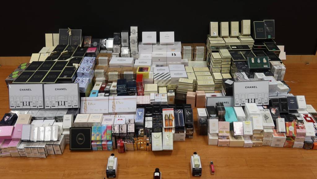 海關檢1300件冒牌香水及化妝護膚品 拘一女子