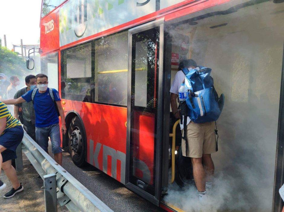 西貢男子帶風火輪搭巴士「燒胎」 全車煙霧瀰漫乘客爆窗逃生