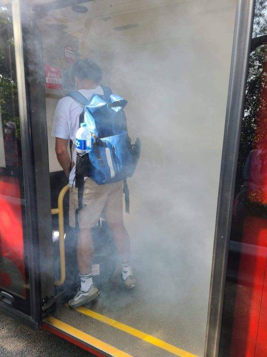 西貢男子帶風火輪搭巴士「燒胎」 全車煙霧瀰漫乘客爆窗逃生