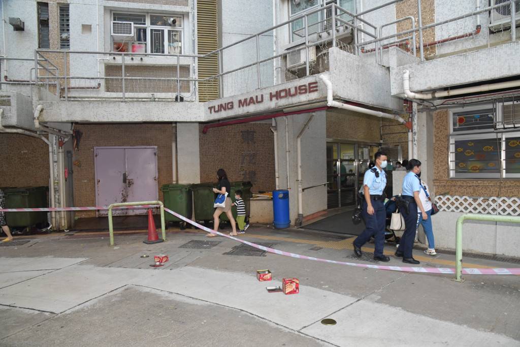 香港仔父子爭執掟蛋捲盒落街擊中途人 警破門拉兩人
