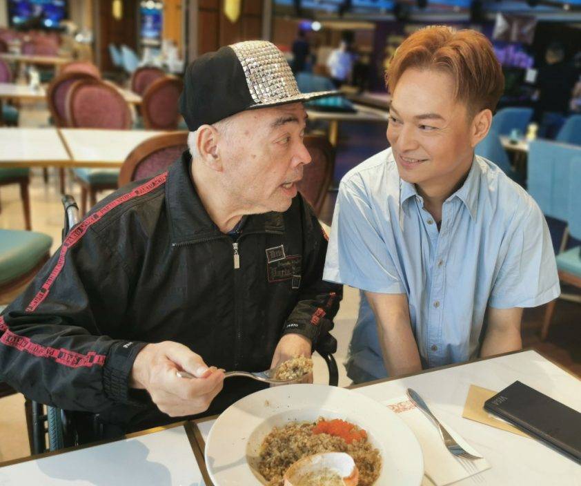 獨家丨張偉文忘記「慘不忍睹」事件明年再開Show 方俊爆近況:食飯係咁唱