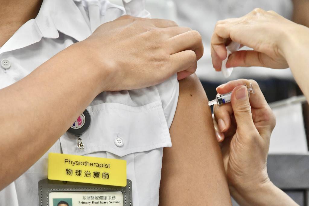 醫管局明起為合資格人士免費接種流感疫苗 兼打新冠疫苗