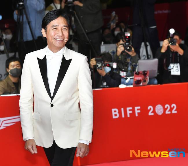 第27屆釜山電影節丨梁朝偉着白色西裝型爆開幕禮     宋康昊是枝裕和巨星空群現身