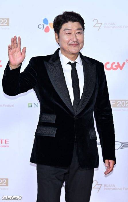 第27屆釜山電影節丨梁朝偉着白色西裝型爆開幕禮     宋康昊是枝裕和巨星空群現身