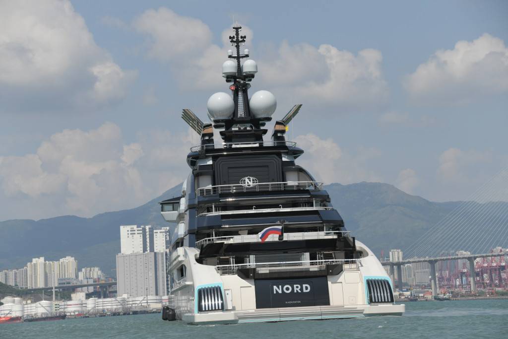 零距離直擊|俄「鋼鐵寡頭」天價遊艇臨香港 「海上皇宮」神秘面紗首曝光
