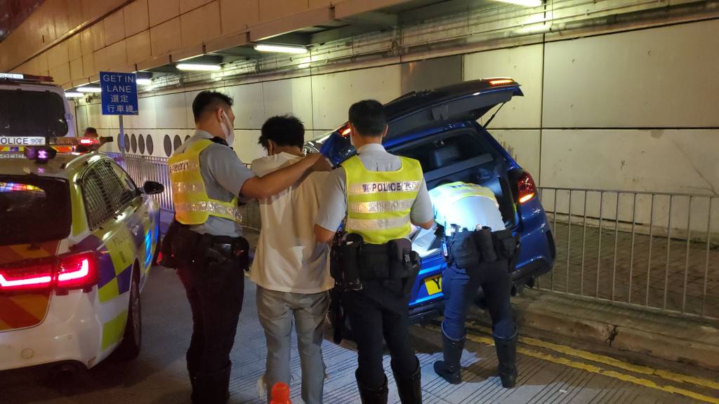 私家車行車證逾期避查 狂飆紅磡站外撞欄 停牌司機落車逃跑百米被擒