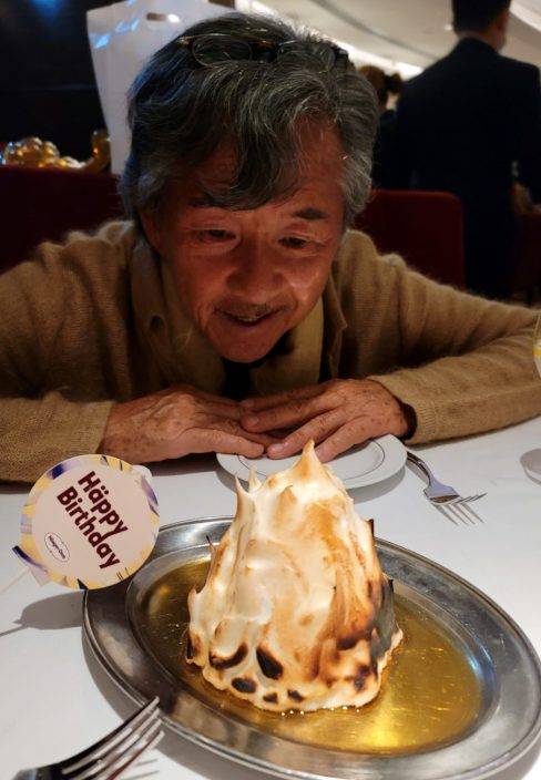 75歲林子祥生日同老婆仔冧爆合照    狂擦五蛋糕兼公佈天大喜訊