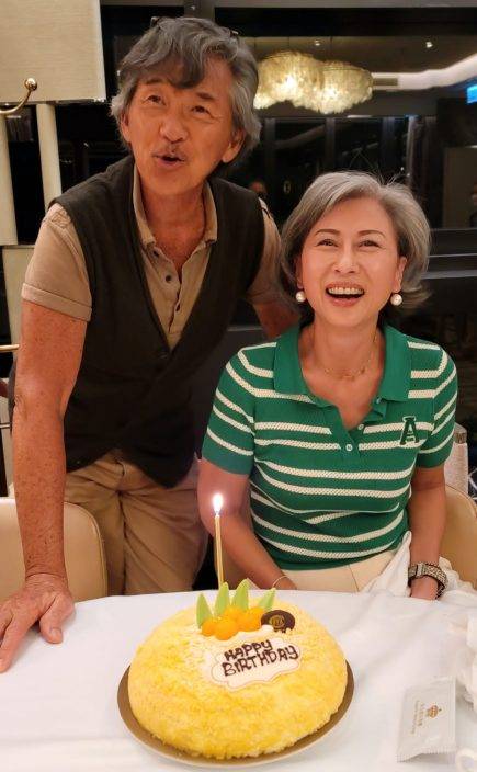 75歲林子祥生日同老婆仔冧爆合照    狂擦五蛋糕兼公佈天大喜訊
