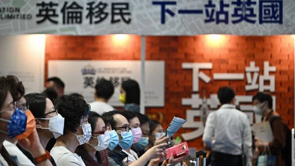 每日雜誌｜移英港人從低層做起 白領轉藍領 儲經驗作跳板