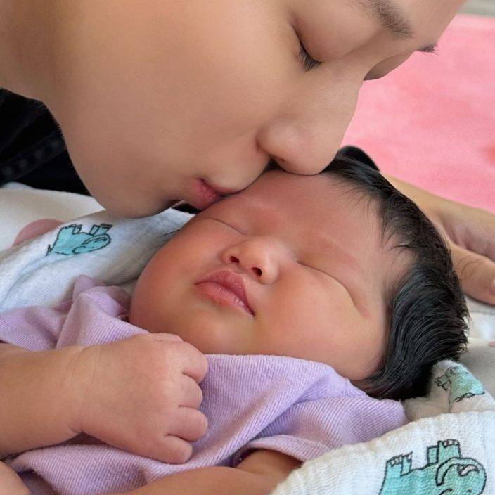 38歲鍾嘉欣IG宣佈誕下第三胎：向大家介紹家中最新成員！