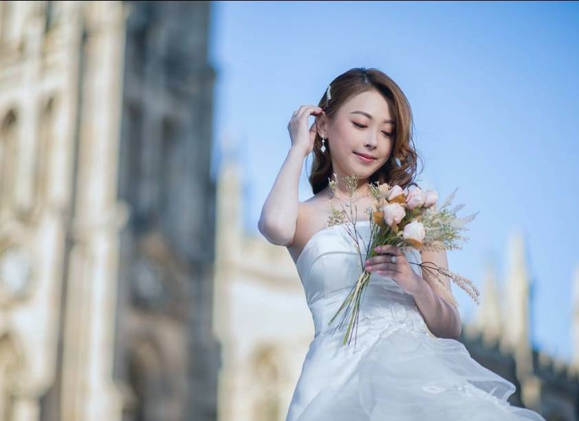 「御用丫鬟」陳婉婷飛英國披嫁衣 低胸TubeTop露事業線超搶鏡