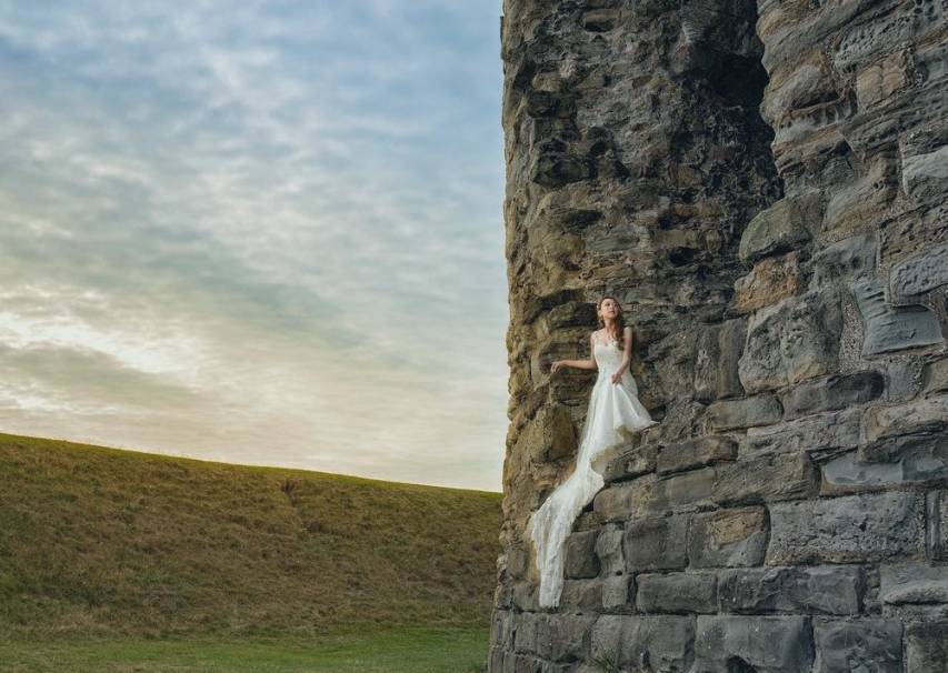 「御用丫鬟」陳婉婷飛英國披嫁衣 低胸TubeTop露事業線超搶鏡